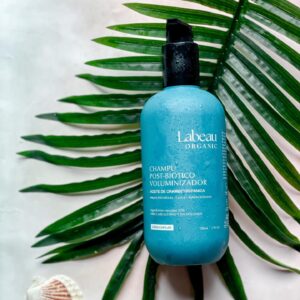 Carlos Nóbrega Instagram - Gracias al perfume fresco 100% natural se refuerza la sensación de cabello sano y con volumen,  y con la ayuda de los postbióticos y el aceite de Crambe se consigue reequilibrar el cuero cabelludo, mejorar la fibra capilar y aportar volumen e hidratación al cabello. Con su ingrediente de Té Verde presenta beneficios antioxidantes y antiinflamatorios. @labeauorganic ⠀
⠀
El champú post-biótico tiene efecto hidratante y voluminizador; reequilibra la microbiota del cuero cabelludo y es fotoprotector y está desarrollado desde la consciencia de la necesidad de recuperar la naturaleza como remedio. En la búsqueda del producto más natural posible, la marca de cosmética natural y orgánica Labeau Organic ha conseguido formular con un 92% de ingredientes naturales.⠀
⠀
⠀
⠀
📍La marca cuenta con una gama de productos que abarca las líneas facial, corporal y capilar. Echad un ojo: ⠀⠀
labeauorganic.com⠀⠀
⠀⠀
⠀⠀
⠀⠀
#labeauorganic #pielsana #saludcapilar #cnlive #yomecuido #selfcare #skincare #cuidadocapilar #eco #ecoliving #ecoresponsable #green #lifestyle #cosmeticanatural #mascarillascapilares #bellezasostenible ⠀