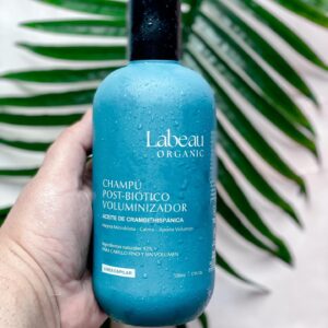 Carlos Nóbrega Instagram - Gracias al perfume fresco 100% natural se refuerza la sensación de cabello sano y con volumen,  y con la ayuda de los postbióticos y el aceite de Crambe se consigue reequilibrar el cuero cabelludo, mejorar la fibra capilar y aportar volumen e hidratación al cabello. Con su ingrediente de Té Verde presenta beneficios antioxidantes y antiinflamatorios. @labeauorganic ⠀
⠀
El champú post-biótico tiene efecto hidratante y voluminizador; reequilibra la microbiota del cuero cabelludo y es fotoprotector y está desarrollado desde la consciencia de la necesidad de recuperar la naturaleza como remedio. En la búsqueda del producto más natural posible, la marca de cosmética natural y orgánica Labeau Organic ha conseguido formular con un 92% de ingredientes naturales.⠀
⠀
⠀
⠀
📍La marca cuenta con una gama de productos que abarca las líneas facial, corporal y capilar. Echad un ojo: ⠀⠀
labeauorganic.com⠀⠀
⠀⠀
⠀⠀
⠀⠀
#labeauorganic #pielsana #saludcapilar #cnlive #yomecuido #selfcare #skincare #cuidadocapilar #eco #ecoliving #ecoresponsable #green #lifestyle #cosmeticanatural #mascarillascapilares #bellezasostenible ⠀