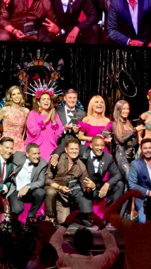 Carlos Vives Instagram - Gracias Sandra, Nacho, Antonio, Will, a la Fundación Starlite y a los asistentes anoche. ¿De qué sirve el éxito si no es para servirle a los demás? Me llevo el premio solidario con mucha gratitud y con el compromiso de seguir trabajando con nuestra iniciativa @traslaperla sumando aliados y capacidades a ese territorio que tanto amo ❤️ 

@willsmith @antoniobanderas @fundacionstarlite @sandrastarlite @ignaciomaluquer