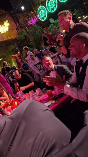 Carlos Vives Instagram - Nos invitaron a la gala de @fundacionstarlite en Marbella y terminamos cantando una versión flamenca de “La Gota Fría” junto a @losalpresa 🙌🏼 Que alegría ver como la música que es lenguaje universal nos hace bailar a todos… Will, Antonio, ¡Los quiero! ❤️ @willsmith @antoniobanderas