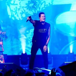 Carlos Vives Instagram - El equipo me conoce muy bien y sabe todo lo que no me puede faltar en una gira pero se les olvidó lo más importante… ¡Ustedes y su alegría! 🙌🏼
Nos vemos pronto México para vivir una fiesta inolvidable y demostrar que El Rock de mi pueblo ¡VIVE!❤️🇲🇽

Entradas en www.carlosvives.com