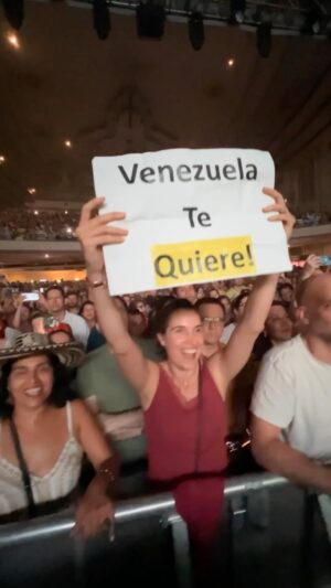 Carlos Vives Instagram - Venezuela tu tienes la llave de mi corazón y solo espero que todos nos volvamos a encontrar. Las cosas tienen que cambiar, estoy contigo 🇻🇪❤️