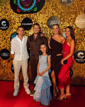 Carlos Vives Instagram - Nunca imaginé poner a bailar a Will y Antonio con “La Gota Fría”❤️ Gracias @fundacionstarlite por el reconocimiento y por supuesto a @bund_company que nos hizo ver muy bien a Piti y a mi🙌🏼