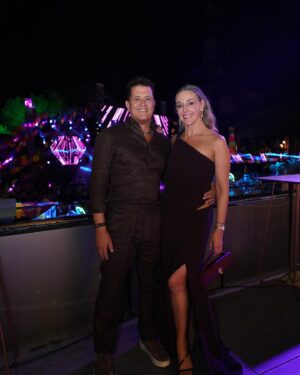 Carlos Vives Instagram - Nunca imaginé poner a bailar a Will y Antonio con “La Gota Fría”❤️ Gracias @fundacionstarlite por el reconocimiento y por supuesto a @bund_company que nos hizo ver muy bien a Piti y a mi🙌🏼