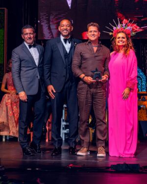 Carlos Vives Instagram - Nunca imaginé poner a bailar a Will y Antonio con “La Gota Fría”❤️ Gracias @fundacionstarlite por el reconocimiento y por supuesto a @bund_company que nos hizo ver muy bien a Piti y a mi🙌🏼
