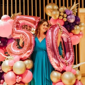 Carlota Corredera Instagram - ¡Ya están aquí los 5️⃣0️⃣! Empieza la segunda parte de mi vida y voy a por todas 💪🏻💜 Gracias por todo el cariño y las felicitaciones, me siento muy querida 🥹 Iré compartiendo fotos de un fin de semana inolvidable, ¡Happy birthday to me! #cumpleañosfeliz
Vestido @marina.rinaldi 
Foto @beetherealphoto