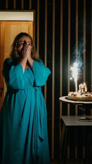 Carlota Corredera Instagram - Gracias a @beetherealphoto por tu mirada tan bonita el día de mi 5️⃣0️⃣ cumpleaños 🎂💜 Mi gente, mi mayor patrimonio, mi gran suerte 🥹 
Os quiero 💗 @andreaoolivas @bel_martinf @davidvallde @miquelvallstv @isa_alonso_santalla @soydavidinsua @davidandu_ @manuelzamoranoestilista
Vestido @marina.rinaldi 
Maquillaje @angelab.garrote 
Peluquería @estefaniadorna @sonia_villafer_hair_makeup