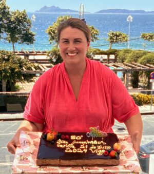 Carlota Corredera Instagram - Con mi gente, las Cíes siempre protectoras, mi océano y la playa de mi infancia, así recibí los 5️⃣0️⃣ 🎂💜 
@attica21hotels @restaurante_beira 
#graciasalavida #vigo #samil #mi50cumple
Vestido @bondesioshop ❤️