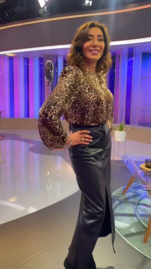 Carmen Gloria Arroyo Instagram - Les dejo estos looks de esta temporada por @eleganza_showroom mostrando la variedad de estampados, colores, cortes y toda la prestancia en cada capítulo. Todas las bellas joyas que me acompañan son @claf_goldsmith 

💁‍♀️ @karimmeplaza 
💄 @danielarojast7 
Styling @loreflores