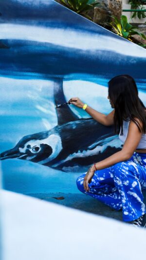 Carol Wang Instagram - Tem PINGUIM vindo ai !! 🐧🩵🎨 e a arte já esta pronta para receber os novos integrantes no @zoosaopaulo ✨ O que acharam ? 
.
#pinguim #arte #animal #pintura
