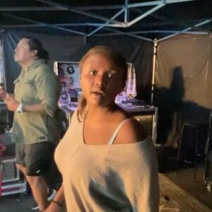 Carola Häggkvist Instagram - Älskade vänner från Skåneland…Vad hände här?? Ni fick mig tårögd på Främling och jag kunde knappt sjunga första raden. Min genombrotts stad och längst fram står unga tjejer och vrålar ännu högre än på 80-talet!! Vad händer.. Den mest högljudda & ivriga publiken på hela sommaren. Och troligen någonsin. Jag hörde inte ens vad jag sjöng! Och ena öronsnäckan ( monitor ljudet för mig ) pajade idag redan vid första låten så då visste jag att det kommer å bli en extra bra kväll. Närmre 25.000 personer på torget ikväll sa arrangör!! Oh.. 👏🏼👏🏼🙏🏼🔛💃🏽 De hade aldrig sett så mycket folk utmed alla små gränder i Malmö stad på festivalen sa några backstage. Men viktigast för mig var mötet med publiken  och de ord som jag sa innan ’Genom allt’ om frid & fred och när jag sjöng ut under slutet av Evighet ( då vi släpper loss allt ) och orden ‘FREEDOM’ kom starkt till mig och sjöngs ut över Malmö stad och hela skåne om och om igen. Sen var jag klar, liksom.  Då kände jag message dilevered! Love, love you.♥️♥️♥️🫶🏼 ( Ska upp tidigt med en morgonflight och har precis hunnit ta ett varmt bad och sett nästan allt ni taggat mig på insta .. otroligt!! När ses vi igen?? Men nu måste vi få i oss lite sömn!! Skriver mer imorgon. Mysigt å se Zoe stå och jamma backstage till ’Säg mig’ HURRA 🙌🏼 #glad .#malmöfestivalen #sommarturne #dethändernu #grönalundnästa!!! #grönan22augusti