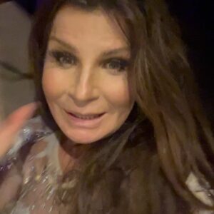 Carola Häggkvist Instagram - Älskade vänner från Skåneland…Vad hände här?? Ni fick mig tårögd på Främling och jag kunde knappt sjunga första raden. Min genombrotts stad och längst fram står unga tjejer och vrålar ännu högre än på 80-talet!! Vad händer.. Den mest högljudda & ivriga publiken på hela sommaren. Och troligen någonsin. Jag hörde inte ens vad jag sjöng! Och ena öronsnäckan ( monitor ljudet för mig ) pajade idag redan vid första låten så då visste jag att det kommer å bli en extra bra kväll. Närmre 25.000 personer på torget ikväll sa arrangör!! Oh.. 👏🏼👏🏼🙏🏼🔛💃🏽 De hade aldrig sett så mycket folk utmed alla små gränder i Malmö stad på festivalen sa några backstage. Men viktigast för mig var mötet med publiken  och de ord som jag sa innan ’Genom allt’ om frid & fred och när jag sjöng ut under slutet av Evighet ( då vi släpper loss allt ) och orden ‘FREEDOM’ kom starkt till mig och sjöngs ut över Malmö stad och hela skåne om och om igen. Sen var jag klar, liksom.  Då kände jag message dilevered! Love, love you.♥️♥️♥️🫶🏼 ( Ska upp tidigt med en morgonflight och har precis hunnit ta ett varmt bad och sett nästan allt ni taggat mig på insta .. otroligt!! När ses vi igen?? Men nu måste vi få i oss lite sömn!! Skriver mer imorgon. Mysigt å se Zoe stå och jamma backstage till ’Säg mig’ HURRA 🙌🏼 #glad .#malmöfestivalen #sommarturne #dethändernu #grönalundnästa!!! #grönan22augusti