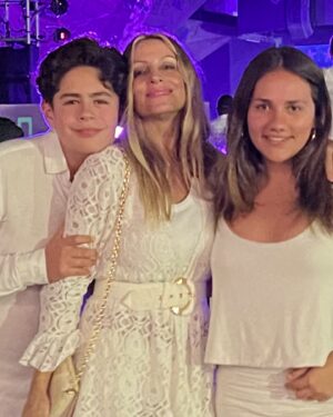 Carola Julio Instagram - Maravillosas vacaciones! Gracias a mi suegro y a la Pily por tremenda invitación. Todos felices y disfrutando cada minuto! Aún cuando nos llovieron 7 días y la temperatura en casi 30 grados, lo pasamos increíble y todos felices 🥰
Gracias y que se repita esta tradición familiar y además coincidió con mi cumpleaños de cuarenta y siempre! 
Los recuerdos fotográficos es lo mejor para rememorar la vida! 
#atesoremosestosmomentos
