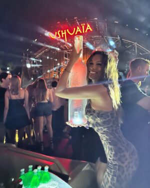Carolina Ardohain Instagram - Tremendo @ushuaiahotelibiza !! 
Si vienen a a Ibiza no pueden dejar de conocer este lugar espectacular! 
Un año más bailandonos todo con @martingarrix ➕🔊🎶🎼