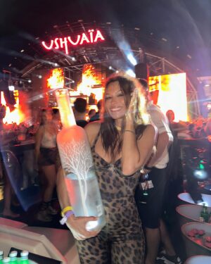 Carolina Ardohain Instagram - Tremendo @ushuaiahotelibiza !! 
Si vienen a a Ibiza no pueden dejar de conocer este lugar espectacular! 
Un año más bailandonos todo con @martingarrix ➕🔊🎶🎼