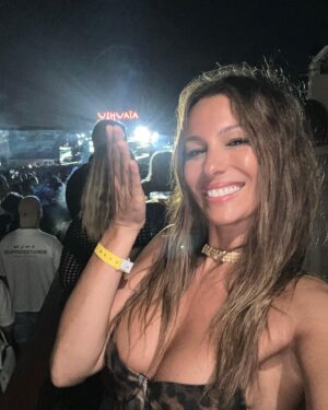 Carolina Ardohain Instagram - Tremendo @ushuaiahotelibiza !! 
Si vienen a a Ibiza no pueden dejar de conocer este lugar espectacular! 
Un año más bailandonos todo con @martingarrix ➕🔊🎶🎼