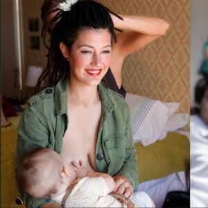 Carolina Bazán Instagram - Aquí la @chinoise radiante con su Iñaki en brazos.  Yo oculta, dándole las últimas vueltas a sus característicos #dread 
A penas salió la #auc tomaron la hora para casarse y fueron las primeras de muchas preciosas novias dobles que ya he maquillado hasta la fecha!
.
.
.
.
.
#lactancia #lactanciamaterna #loveislove #novia #maquillajenovia