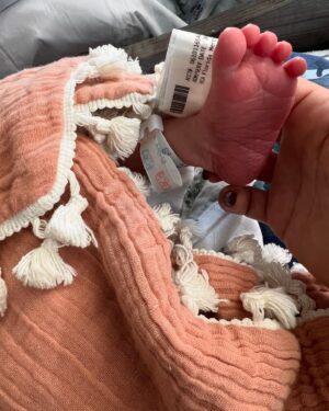 Carolina Gaitán Instagram - Les comparto que llegó Salo a nuestras vidas. Mis respetos a todas las mujeres, a todas las madres. WOW!!! Bienvenido al mundo mi amor! 👶🏻🦶🏽