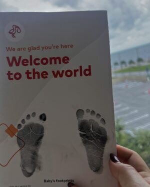 Carolina Gaitán Instagram - Les comparto que llegó Salo a nuestras vidas. Mis respetos a todas las mujeres, a todas las madres. WOW!!! Bienvenido al mundo mi amor! 👶🏻🦶🏽