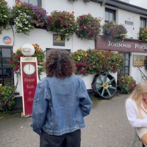 Carolina Loback Instagram - A cada lugar que a gente vai, uma parte nossa fica por ali também. Talvez venha daí o aperto no peito na hora de partir. O bom é saber que um pedaço de Dublin também vai fazer parte de mim pra sempre. Depois de três semanas aqui, entendi que o sentido do intercâmbio vai além do desejo de estudar uma língua. Experimentar uma outra cultura é uma forma de enxergar a si mesmo com olhos estrangeiros. É um jeito de entender, na prática, a infinidade de possibilidades de ser e de estar nesse mundo. E eu amei a Carol da Irlanda! Descobri que a gente não é feito de açúcar e que, mesmo se estiver nublado lá fora, tem sempre um pub quentinho com pessoas de todas as partes do mundo celebrando a vida. Obrigada, @andrea.cordeiros e @aeintercambio pelo convite pra viver essa aventura; @itrip.tour pelas passagens e seguro viagem; @atcschools por me receber tão bem na escola de vocês (que fica simplesmente na melhor localização de Dublin, diga-se de passagem).

Para mais informações sobre intercâmbio na Irlanda ou outros países, envie um e-mail para: 

contato@aeintercambios.com.br

1: fazendo a bonita nos Cliffs of Moher;
2: caçando um crush no Temple Bar, mas com esse figurino, Carolina, sincera e honestamente;
3: com vontade de morar no Temple Bar. É o dia inteiro esse vuco-vuco;
4: fazendo a internacional em Galway;
5: uma pausa pra uma breja e uma vista privilegiada na Guinness Storehouse;
6: Wicklow é simplesmente mágico! Já viu um lago preto? 
7: Eu, no The Book of Kells Experience, carregando o planeta Terra na cabeça;
8: Já foi no pub mais alto de Dublin? Então vá; eu, bem madura, no Hills of Tara; em Wicklow, na ponte onde foi gravado um trecho do filme ‘PS I love you;
9: Oscar Wilde, uma excêntrica amizade que fiz na Irlanda;
10: @andrea.cordeiros e seu café extra hot, a responsável por toda essa aventura.
