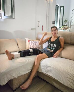 Carolina Marín Instagram - Gracias @marrazketabar y @relevo_deportes por reflejar cómo me siento ahora mismo. 

Necesito mucha paz y tranquilidad conmigo misma. Y esa loba me acompañará en este camino para darme fuerzas y levantarme cuando piense que no puedo más. 

No me traje la medalla de oro con la que soñaba desde que me lesioné antes de Tokio, pero entre todos me estáis dando la medalla más grande de mi vida en forma de cariño y apoyo. 

Gracias de corazón a todos.❤‍🩹

Empiezo un camino de nuevo, que ya conozco... 🐺

#PuedoPorquePiensoQuePuedo