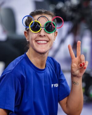 Carolina Marín Instagram - Antes de que todo cambiase, #Paris2024 también me dejó momentos que recordaré con una sonrisa ❤️

1. Comenzando el camino ✨
2. Antes del primer partido. Qué equipazo 🔝
3. Para los días de sol 😎
4. Mamá dando fuerzas 💪
5. Esta persona me preguntó que donde estaba el comedor y aprovechamos para hacernos una foto 🫣 @paugasol
6. Con @reyespla antes de que hiciera historia ✊🏽🥉
7. Aquí los sueños se cumplían 🌌
8. El primer entrenamiento 🔙