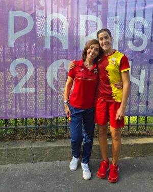 Carolina Marín Instagram - Antes de que todo cambiase, #Paris2024 también me dejó momentos que recordaré con una sonrisa ❤️

1. Comenzando el camino ✨
2. Antes del primer partido. Qué equipazo 🔝
3. Para los días de sol 😎
4. Mamá dando fuerzas 💪
5. Esta persona me preguntó que donde estaba el comedor y aprovechamos para hacernos una foto 🫣 @paugasol
6. Con @reyespla antes de que hiciera historia ✊🏽🥉
7. Aquí los sueños se cumplían 🌌
8. El primer entrenamiento 🔙