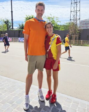 Carolina Marín Instagram - Antes de que todo cambiase, #Paris2024 también me dejó momentos que recordaré con una sonrisa ❤️

1. Comenzando el camino ✨
2. Antes del primer partido. Qué equipazo 🔝
3. Para los días de sol 😎
4. Mamá dando fuerzas 💪
5. Esta persona me preguntó que donde estaba el comedor y aprovechamos para hacernos una foto 🫣 @paugasol
6. Con @reyespla antes de que hiciera historia ✊🏽🥉
7. Aquí los sueños se cumplían 🌌
8. El primer entrenamiento 🔙