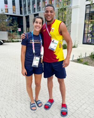 Carolina Marín Instagram - Antes de que todo cambiase, #Paris2024 también me dejó momentos que recordaré con una sonrisa ❤️

1. Comenzando el camino ✨
2. Antes del primer partido. Qué equipazo 🔝
3. Para los días de sol 😎
4. Mamá dando fuerzas 💪
5. Esta persona me preguntó que donde estaba el comedor y aprovechamos para hacernos una foto 🫣 @paugasol
6. Con @reyespla antes de que hiciera historia ✊🏽🥉
7. Aquí los sueños se cumplían 🌌
8. El primer entrenamiento 🔙