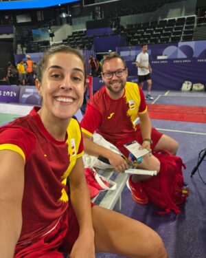Carolina Marín Instagram - Antes de que todo cambiase, #Paris2024 también me dejó momentos que recordaré con una sonrisa ❤️

1. Comenzando el camino ✨
2. Antes del primer partido. Qué equipazo 🔝
3. Para los días de sol 😎
4. Mamá dando fuerzas 💪
5. Esta persona me preguntó que donde estaba el comedor y aprovechamos para hacernos una foto 🫣 @paugasol
6. Con @reyespla antes de que hiciera historia ✊🏽🥉
7. Aquí los sueños se cumplían 🌌
8. El primer entrenamiento 🔙