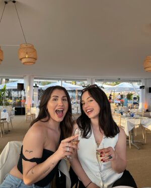 Caroline Ambrosini Instagram - CANNES WAS MAGIC ✨

Merci @disneyfr de nous avoir fait vivre un rêve le temps d’un week-end.
Des rencontres incroyables, du fun, une montée des marches impressionnante et surtout un film Disney-Pixar émouvant “Élémentaire” que je vous conseille d’aller voir dès sa sortie 🩵🔥

Évidemment petite photo adorable avec @adeleexarchopoulos , ok j’avoue j’ai un peu eu les larmes aux yeux quand je l’ai rencontré mais en même c’est Adèle ✨

Mention spéciale pour @rayalixx & @les_parodie_bros , coup de 🫶🏼, je vous kiff !