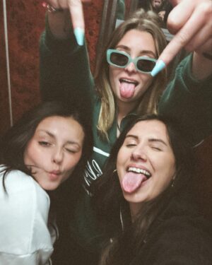 Caroline Ambrosini Instagram - APRIL PHOTO/VIDEO DUMP ✨

Des amis, des rires, des petits voyages, du fun, des attractions et surtout de la folie 🫶🏼

#explorer #photography #friends #photodump