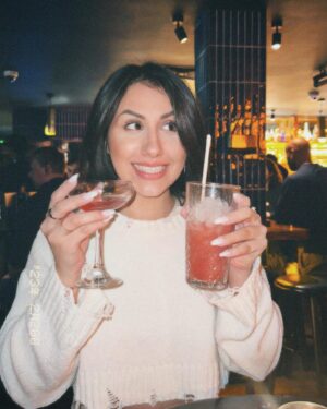Caroline Ambrosini Instagram - February Dump ✨

Des amis, un week-end à Londres, quelques jours à Paris, de la fête, des cocktails, des moments sympas, bref, février messieurs, dames 🫶🏼

#explorer #friends #london #paris #party #influencer #photography #photodump