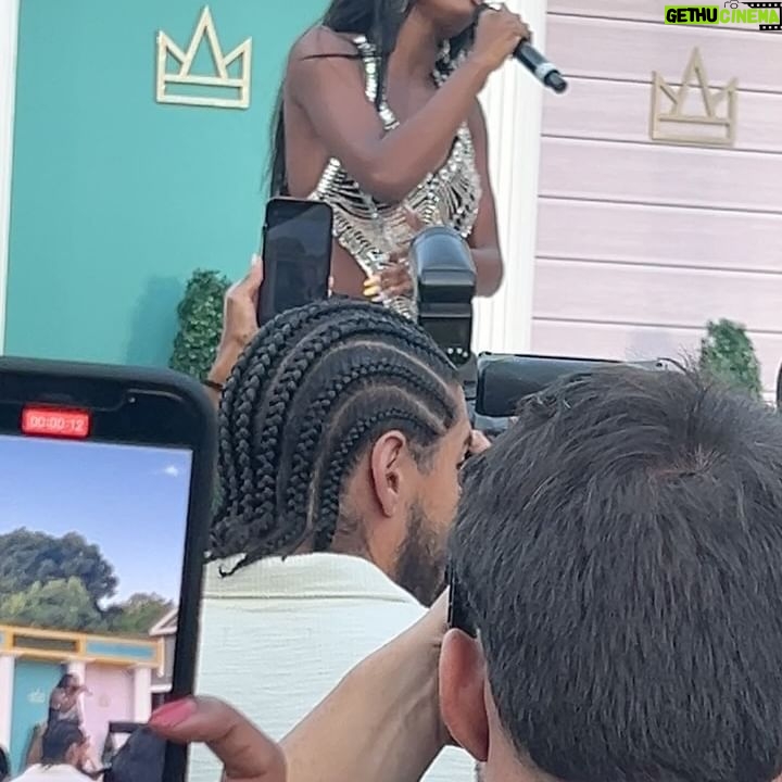 Caroline Chikezie - 11.2K Likes - Bel Air Summer BBQ was a Jam. The struggle for pitch and lyrics was in full effect for some though, right @carolinechikezie? 🤪🤣
#BelAir #JamSession #S3SummerBBQ #SummerTime #S3Aug15 @peacock @belairpeacock @westbrook #BelAirPeacock #BelAir