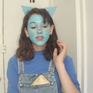 Caroline Grossman Instagram - I hope everyone can support me on this journey through life 😪🐱 #leonkarssenbluesdaygiveaway @thebumbagco
