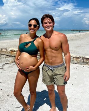 Carson Boatman Instagram - Baby bump beachin’