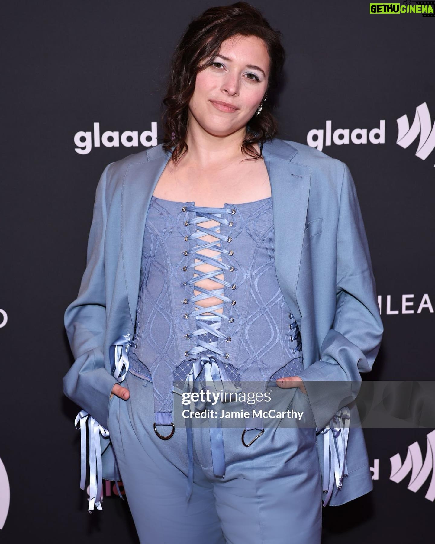 Casey McQuiston - 23.5K Likes - thank you so much to everyone who voted RWRB as fan favorite at last night’s glaad awards!!!! it’s been such a week, i’m out of words — but i do have a screenshot of my notes app acceptance speech. so grateful and so lucky. and now 500 naps.
styling: @dottttbass
makeup: @cvsee
hair: @daveydidmyhair