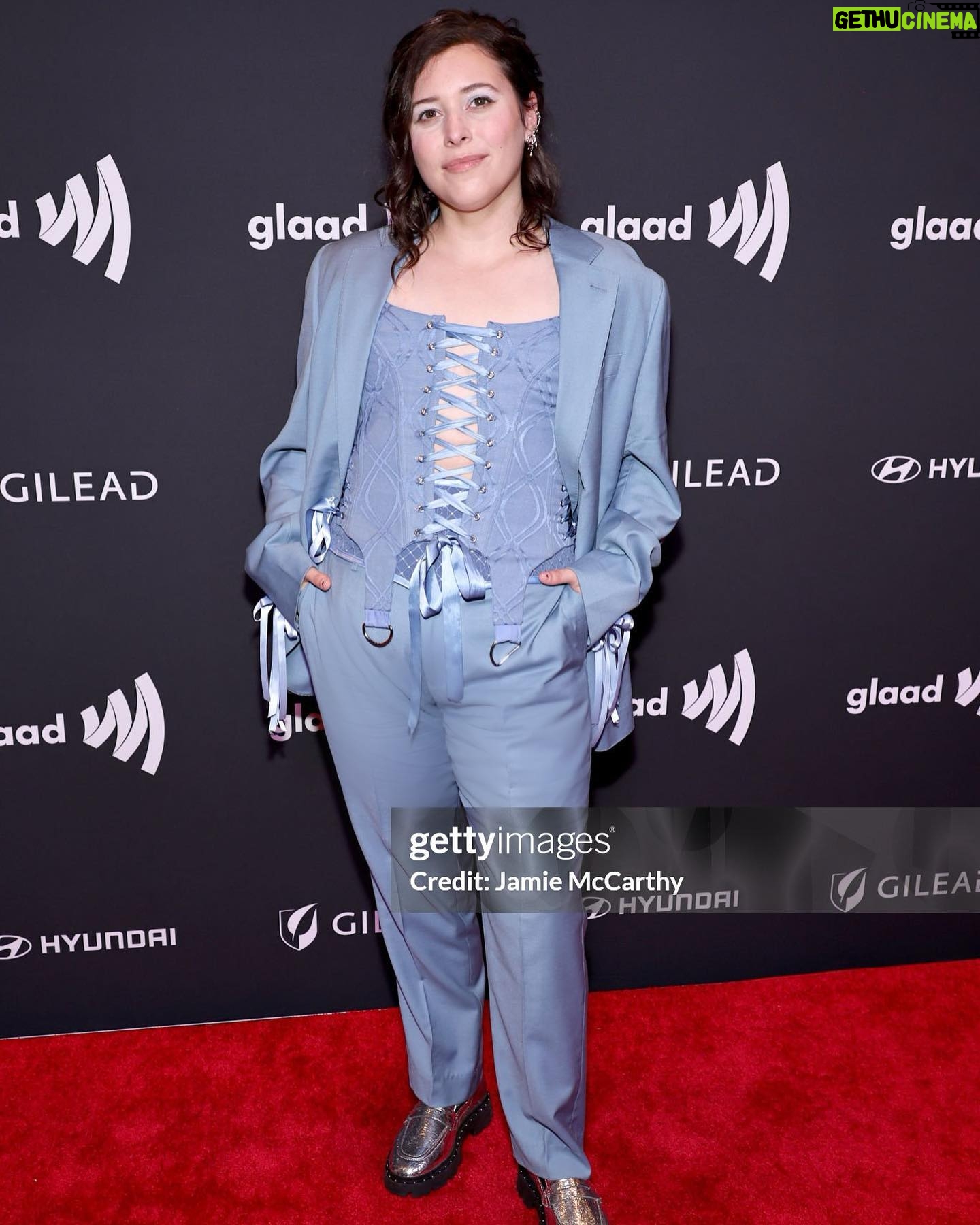 Casey McQuiston - 23.5K Likes - thank you so much to everyone who voted RWRB as fan favorite at last night’s glaad awards!!!! it’s been such a week, i’m out of words — but i do have a screenshot of my notes app acceptance speech. so grateful and so lucky. and now 500 naps.
styling: @dottttbass
makeup: @cvsee
hair: @daveydidmyhair