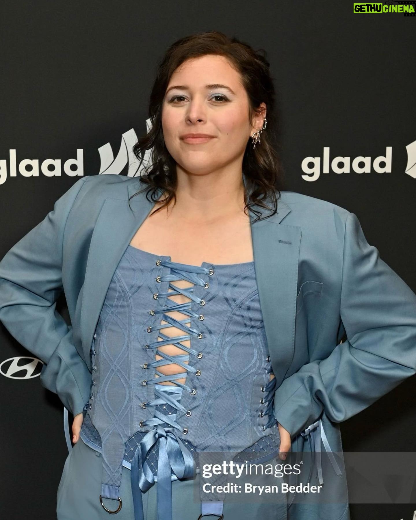 Casey McQuiston - 23.5K Likes - thank you so much to everyone who voted RWRB as fan favorite at last night’s glaad awards!!!! it’s been such a week, i’m out of words — but i do have a screenshot of my notes app acceptance speech. so grateful and so lucky. and now 500 naps.
styling: @dottttbass
makeup: @cvsee
hair: @daveydidmyhair