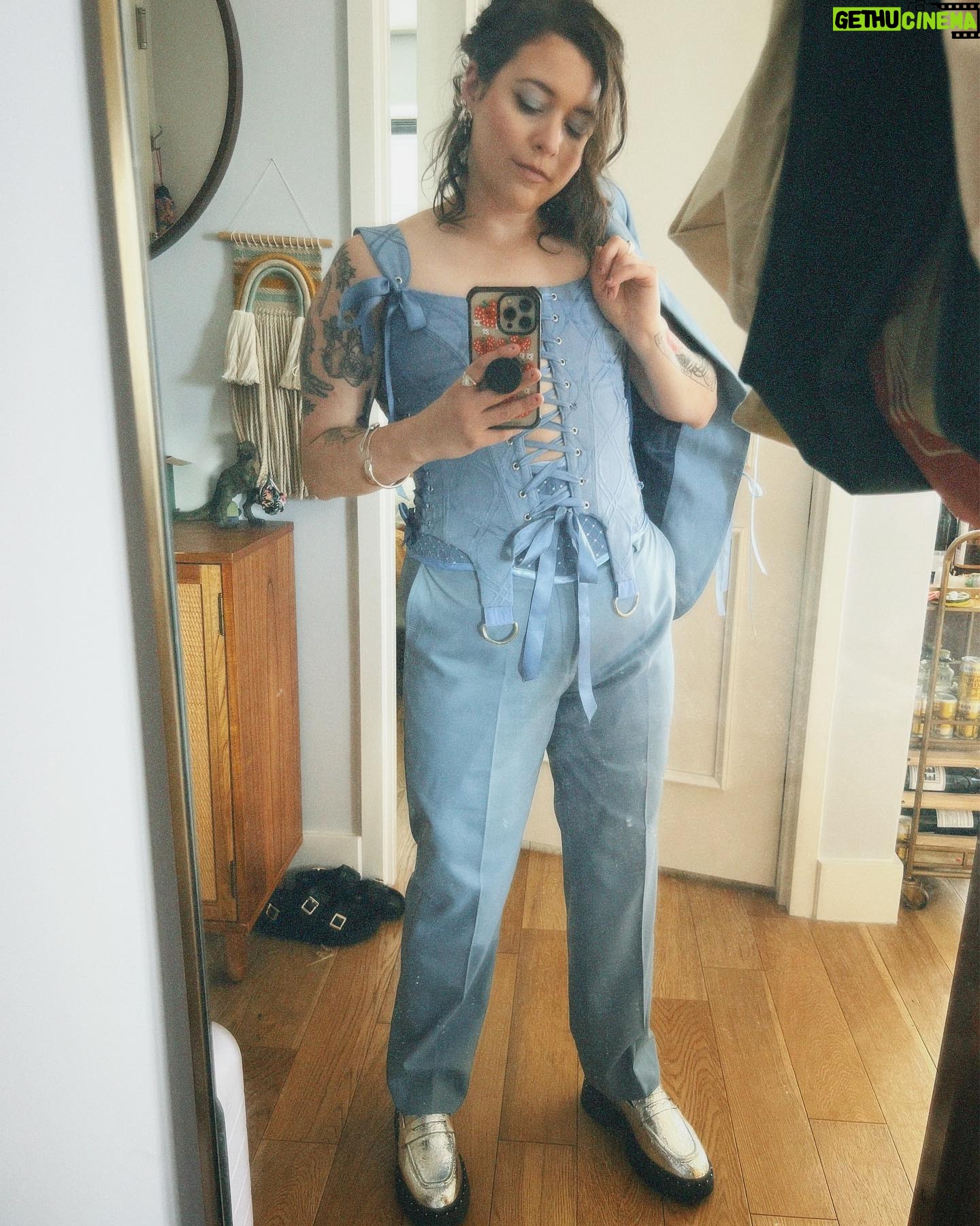 Casey McQuiston - 23.5K Likes - thank you so much to everyone who voted RWRB as fan favorite at last night’s glaad awards!!!! it’s been such a week, i’m out of words — but i do have a screenshot of my notes app acceptance speech. so grateful and so lucky. and now 500 naps.
styling: @dottttbass
makeup: @cvsee
hair: @daveydidmyhair