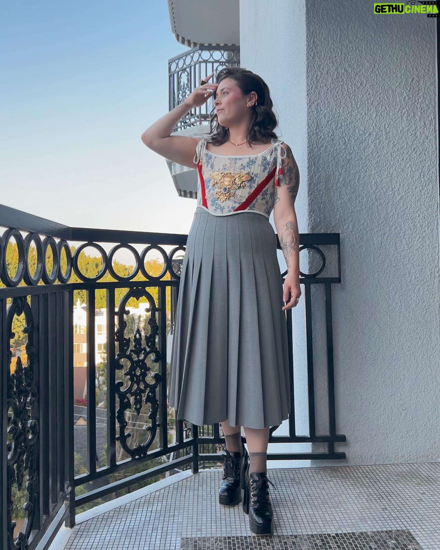 Casey McQuiston - 62.3K Likes - tonight i received a tremendous honor: @taylorzakharperez told me i looked jacked
just as importantly, i was reunited with my RWRB fam for an actual emmy fyc event for the movie based on my book!!! we never got to have our big red carpet premier last year, but baby we’re making up for it now! i cannot, even now, believe this is my life. wow. wowowowowowowwww!!!
styling: @dottttbass
corset: @lucciaredesigns
makeup: @itsnicklennon
hair: @dwayne3ross