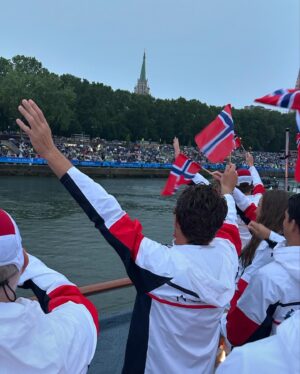 Casper Ruud Instagram - Wow, Paris, what a way to unite and welcome the world🇫🇷! I feel proud and honored to be here representing my country🇳🇴Being part of this event with all these nations is truly a great highlight 💫Let the games begin 🚴‍♂️🤾‍♂️🏃‍♀️‍➡️🤺🏊‍♀️
@olympicteamnorway @olympics @itftennis @paris2024 #paris2024 
📷ITF images via Dubreuil/Kopatsch/Zimmer
