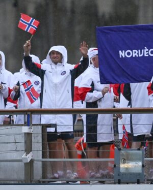 Casper Ruud Instagram - Wow, Paris, what a way to unite and welcome the world🇫🇷! I feel proud and honored to be here representing my country🇳🇴Being part of this event with all these nations is truly a great highlight 💫Let the games begin 🚴‍♂️🤾‍♂️🏃‍♀️‍➡️🤺🏊‍♀️
@olympicteamnorway @olympics @itftennis @paris2024 #paris2024 
📷ITF images via Dubreuil/Kopatsch/Zimmer