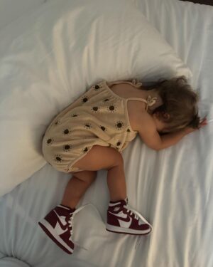 Cassandre Lapierre Instagram - Un peu de notre quotidien ♥️

1. Jamais sans toi <3
2. Le goût du risque 
3. "Je ne dormirais pas sans mes nouvelles sneakers maman"
4. mom takes a break 
5. Cheers ! 
6. papa in love 

Maman, mother, mother life, motherhood, mom life, daughter, child,