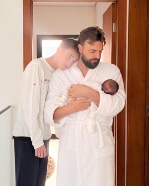 Cássio Reis Instagram - Eterno aprendizado. Eterno legado.

A definição de Ser Pai não cabe em uma legenda.
Mas afirmo com toda certeza que:
todo filho é um poema.❣️

#FelizDiadosPais