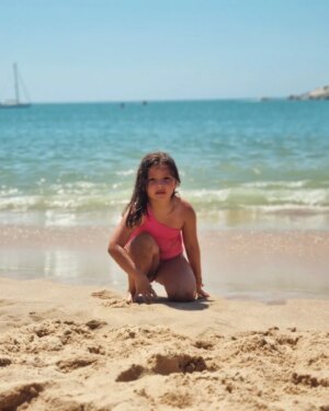 Catarina Siqueira Instagram - Um shot de recharge onde o mar é mais azul. 💙 

#siguremospiquenos #becausethatsjustthewayitis
#vacaymode