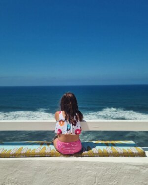 Catarina Siqueira Instagram - Um shot de recharge onde o mar é mais azul. 💙 

#siguremospiquenos #becausethatsjustthewayitis
#vacaymode
