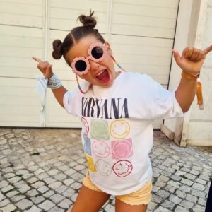 Catarina Siqueira Instagram - Os últimos dias foram muito dificeis. "A Avó Ana foi para o céu", disse-lhe de voz embargada. "A Avó Ana morreu mãe. Podes dizer." Disse-me numa catadupa de lágrimas e voz soluçada. "E o pai? Como é que ele está? Quero estar com ele e dar-lhe um abraço com muita força." E é aqui que eu penso... porra! Crescidona do caraças. Prática e preocupada. A quem sairá o bicho? Hoje fez gazeta do atl porque quis passar o dia com o pai. Recebi esta fotografia há poucos minutos. E esta fotografia diz tudo. Uma miuda de 8 anos que está triste porque perdeu a avó que amava, mas que manda a melhor energia e se torna a melhor companhia do mundo porque a avó que ela amava, é a mãe do pai que ela só quer ver feliz. E se ela sabe como lhe arrancar sorrisos.. Que não seja uma preocupação dela, que não seja tão pouco uma responsabilidade dela, mas que esta vontade e capacidade de contagiar os outros com esta energia tão boa, estejam sempre presentes na ordem do dia. Tenho tanto orgulho nesta miúda. ❤️
Best team ever @marcocampos19 💥

#siguremapiquena #becausethatsjustthewayitis #familygoals