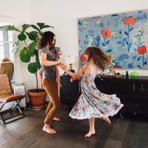 Caterina Scorsone Instagram - Hello, Friends! October is Down syndrome awareness month and I did a little interview about our family for @goodmorningamerica Link to interview in bio. Or go to my stories and swipe up! You’ll also find a little essay I wrote through the link. 💙💛 photos by the amazing @rebeccacoursey_photosandfilm