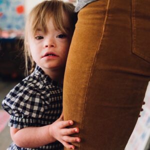 Caterina Scorsone Instagram - Hello, Friends! October is Down syndrome awareness month and I did a little interview about our family for @goodmorningamerica Link to interview in bio. Or go to my stories and swipe up! You’ll also find a little essay I wrote through the link. 💙💛 photos by the amazing @rebeccacoursey_photosandfilm